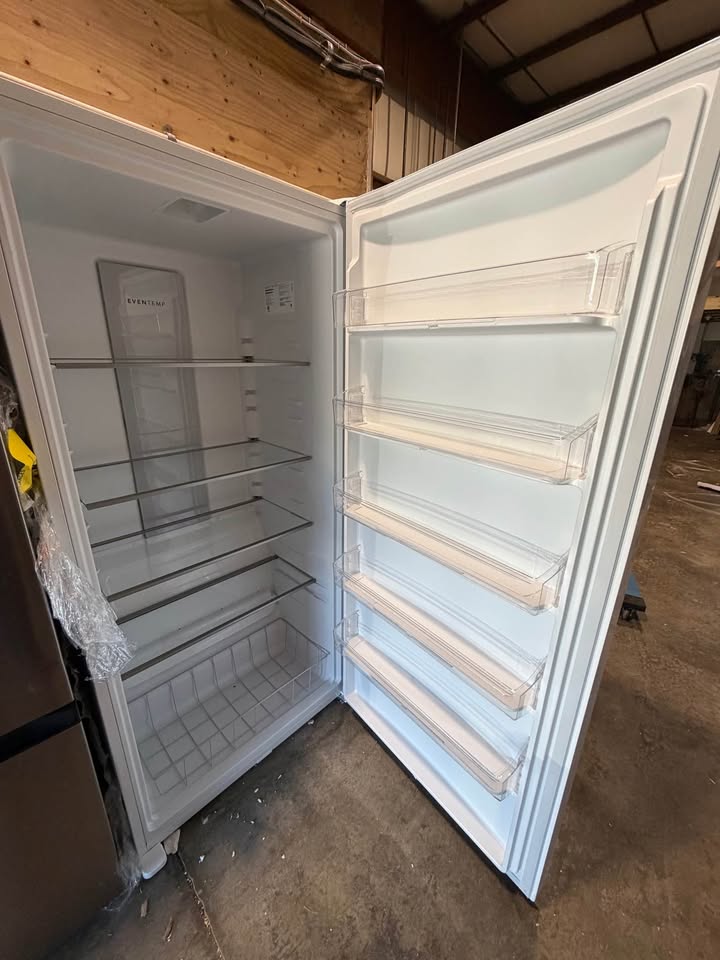 Frigidaire - 33 in. 20 Cu. Ft. Garage-Ready Frost-Free Upright Freezer - White - FFUE2024AWG