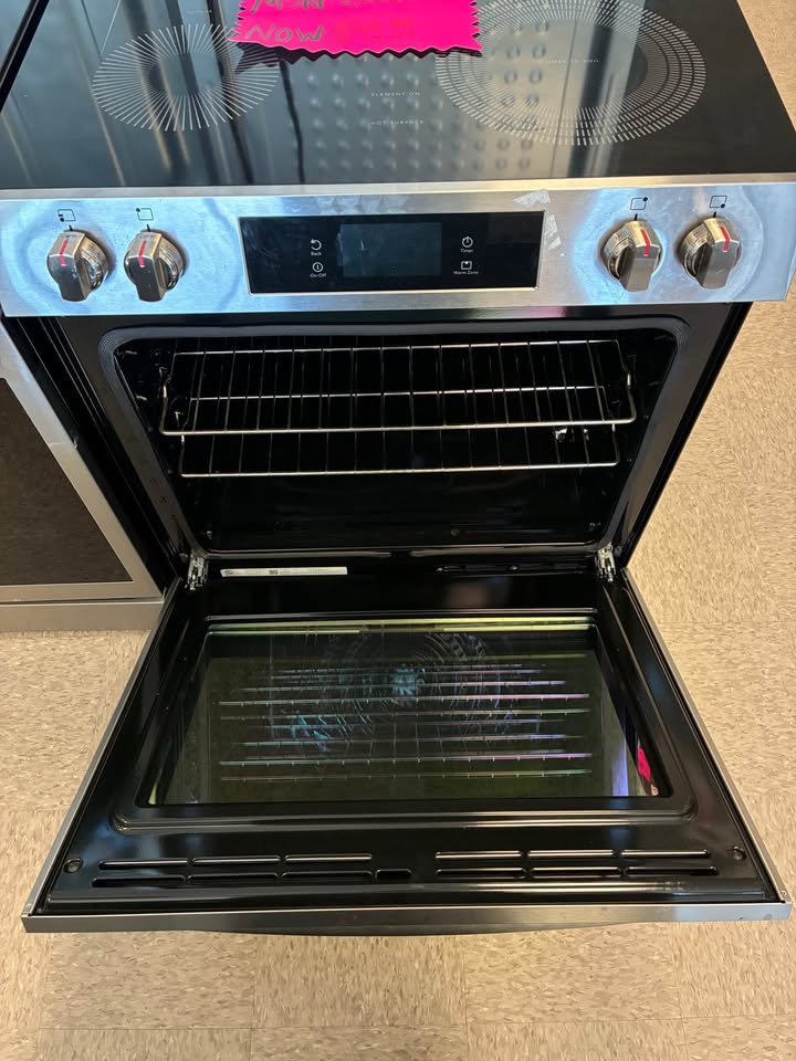 Frigidaire Gallery - 30 in. 6.2 Cu. Ft. Freestanding Electric Range with Total Convection, Air Fry & Self-Cleaning - Stainless Steel - GCFE3060BF