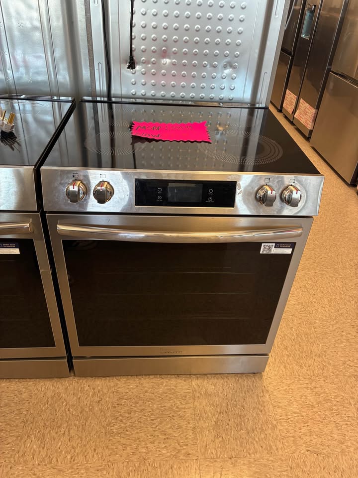 Frigidaire Gallery - 30 in. 6.2 Cu. Ft. Freestanding Electric Range with Total Convection, Air Fry & Self-Cleaning - Stainless Steel - GCFE3060BF