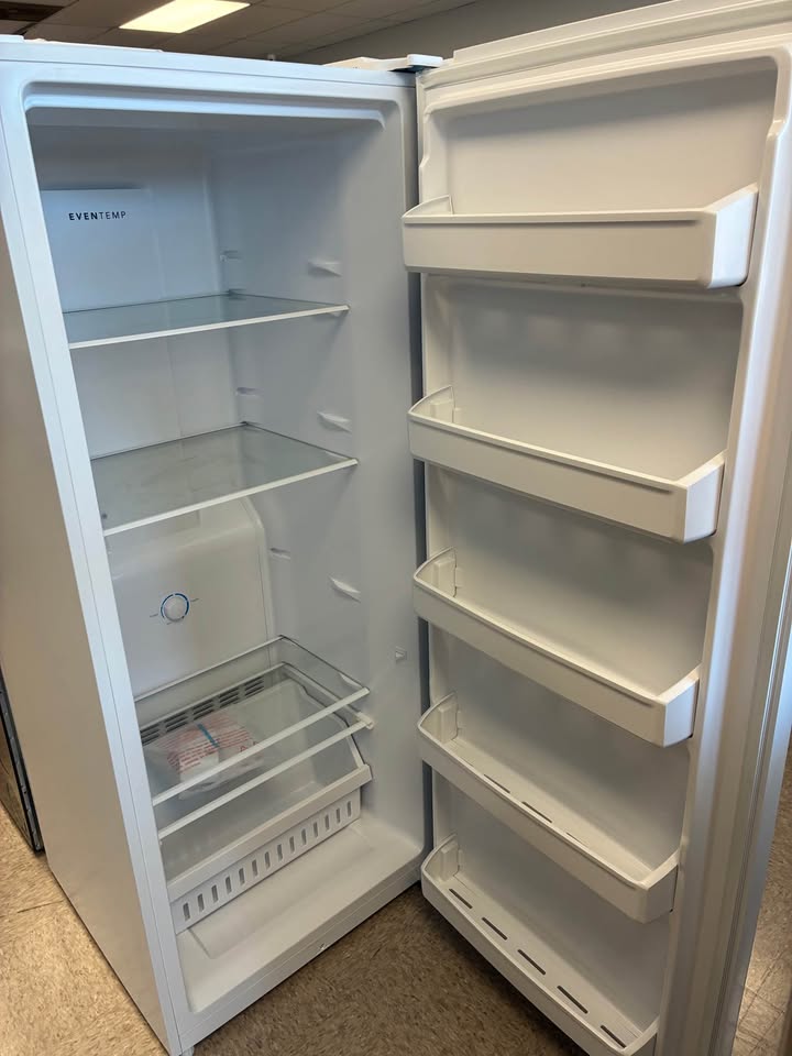 Frigidaire - 28 in. 16 Cu. Ft. Garage-Ready Convertible Frost-Free Upright Freezer with EvenTemp Cooling - White - FFUE1626AW