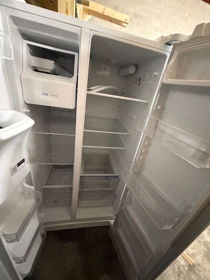 Frigidaire - 25.6 Cu. Ft. Standard-Depth Side-by-Side Refrigerator with EvenTemp Cooling, External Water & Ice Dispenser, PurePour Water Filter & Fresh Storage Crispers - White - FRSS2623AWG