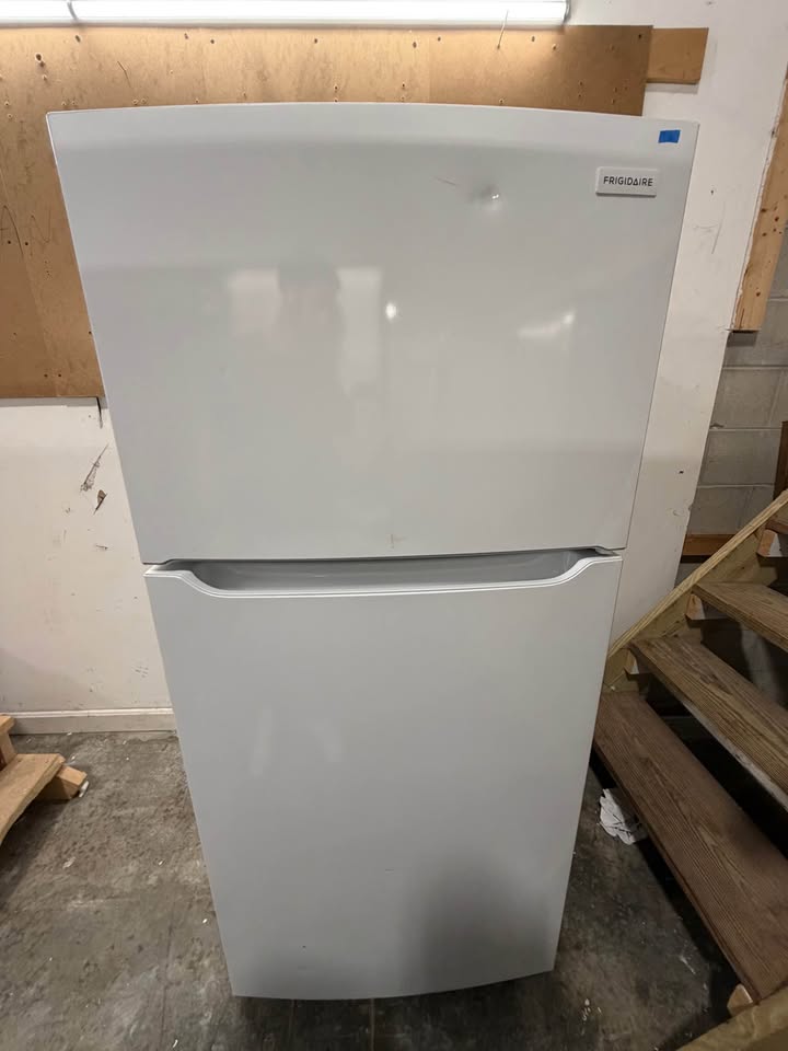 Frigidaire - 20 Cu. Ft. Garage-Ready Top-Freezer Refrigerator with EvenTemp Cooling, Adjustable Glass Shelves & LED Interior Lighting - White - FFHT2045XW3