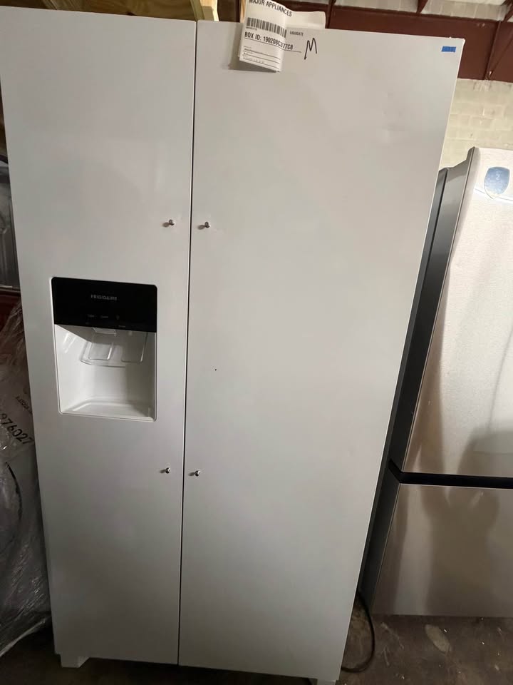 Frigidaire - 25.6 Cu. Ft. Standard-Depth Side-by-Side Refrigerator with EvenTemp Cooling, External Water & Ice Dispenser, PurePour Water Filter & Fresh Storage Crispers - White - FRSS2623AWG