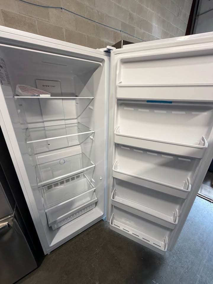 Frigidaire - 16 Cu. Ft. Garage-Ready Convertible Frost-Free Upright Freezer/Refrigerator - White - FFUE1626AW