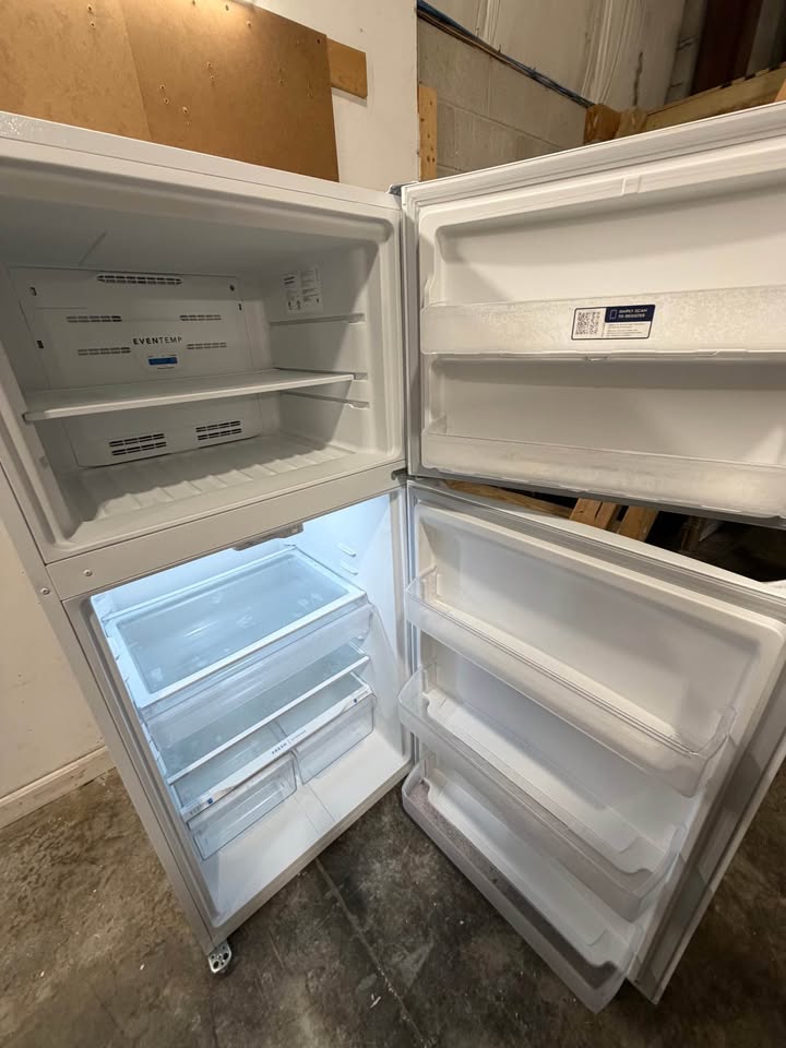 Frigidaire - 20 Cu. Ft. Garage-Ready Top-Freezer Refrigerator with EvenTemp Cooling, Adjustable Glass Shelves & LED Interior Lighting - White - FFHT2045XW3