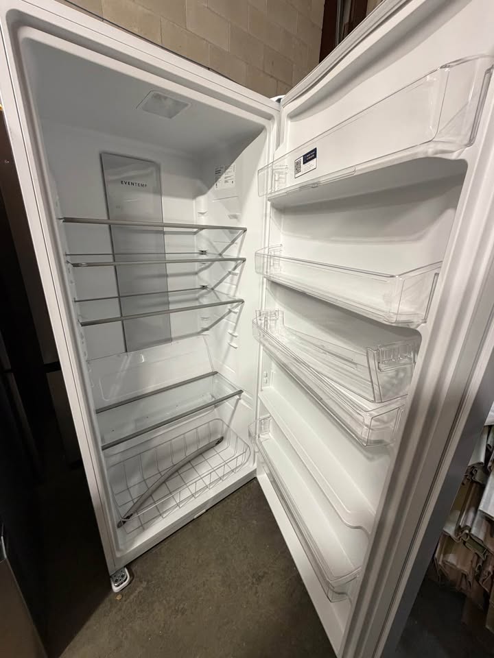 Frigidaire - 20 Cu. Ft. Garage-Ready Frost-Free Upright Freezer with EvenTemp Cooling & Power Outage Assurance - White - FFUE2024AWG
