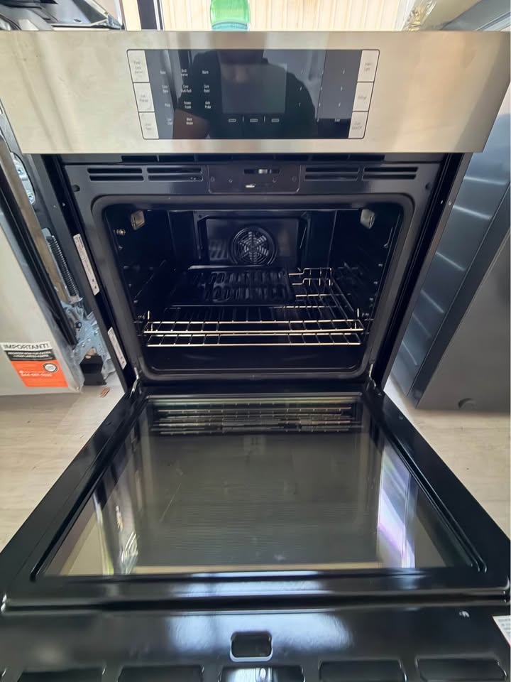 Bosch Benchmark - 30" 4.6 Cu. Ft. Built-In Single Electric Wall Oven with European Convection, Fast Preheat, Self-Clean & Temperature Probe - Stainless Steel - HBLP451UC/02