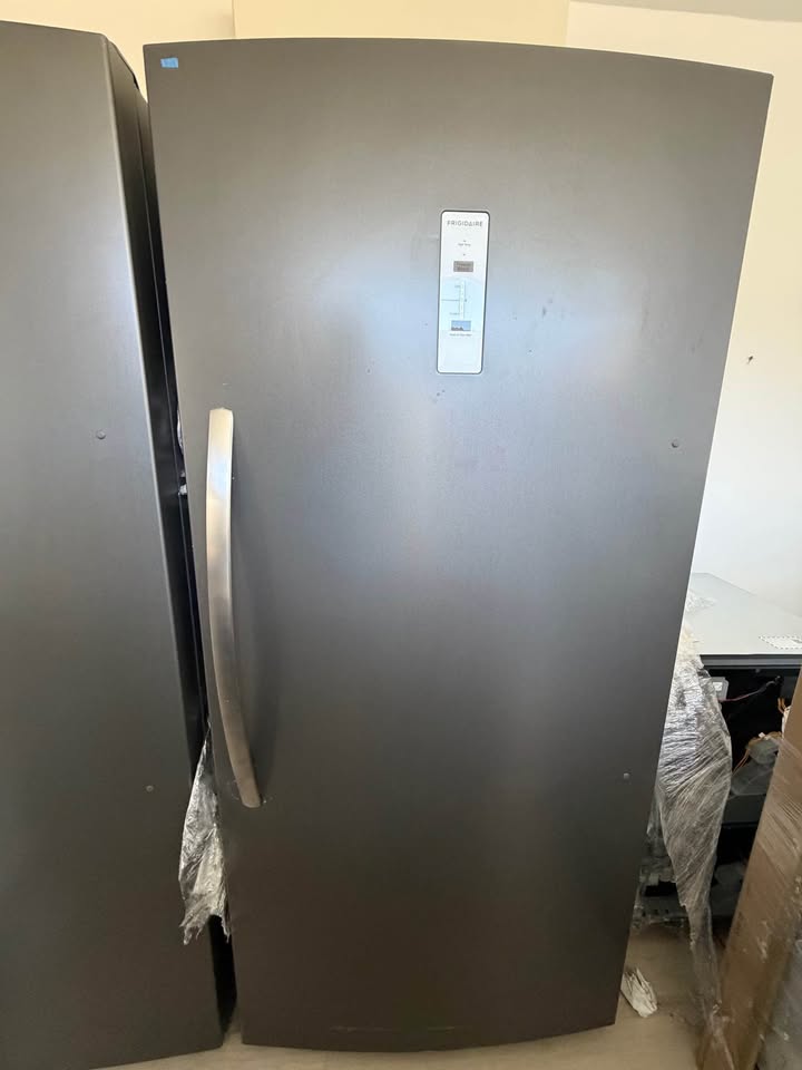 Frigidaire - 20.0 Cu. Ft. Garage-Ready Frost-Free Upright Freezer with EvenTemp Cooling, Power Outage Assurance & Flexible Interior Organization - Carbon - FFUE2024ANG