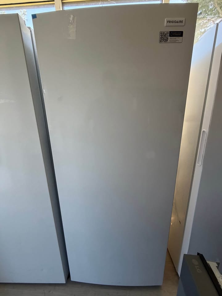 Frigidaire - 16 Cu. Ft. Garage-Ready Convertible Frost-Free Upright Freezer with EvenTemp Cooling, Power Outage Assurance, Reversible Door & LED Lighting - White - FFUE1626AW