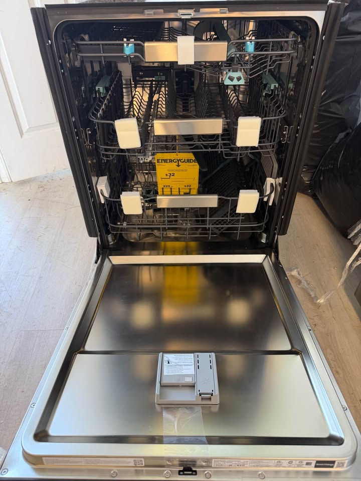 Samsung - Bespoke 24" Smart Top-Control Dishwasher with AI Wash, StormWash+™, 3rd Rack Washing System & AutoRelease™ Door - Fingerprint-Resistant Matte Black Steel - DW90F89T0UMT