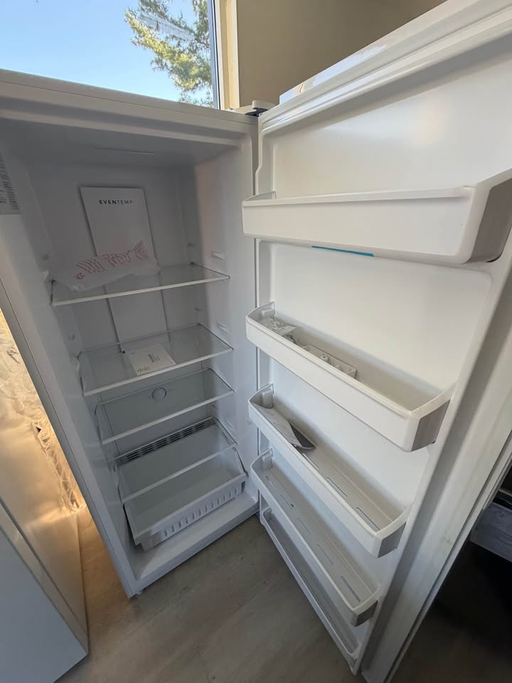 Frigidaire - 16 Cu. Ft. Garage-Ready Convertible Frost-Free Upright Freezer with EvenTemp Cooling, Power Outage Assurance, Reversible Door & LED Lighting - White - FFUE1626AW