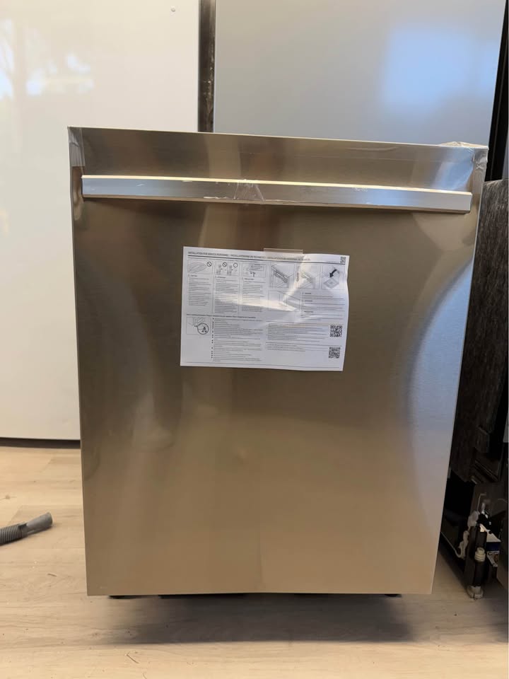 Samsung - 24" Smart Top-Control Dishwasher with StormWash+™, AutoRelease™ Door, 3rd Rack & 46 dBA Quiet Operation - Stainless Steel - DW80CG5451SR