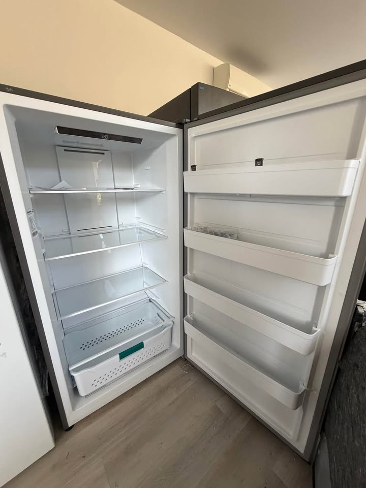 Hisense - 17 Cu. Ft. Garage-Ready Frost-Free Convertible Upright Freezer with LED Lighting, Reversible Door & Seal Break Handle - Silver - HFU171N1AVE