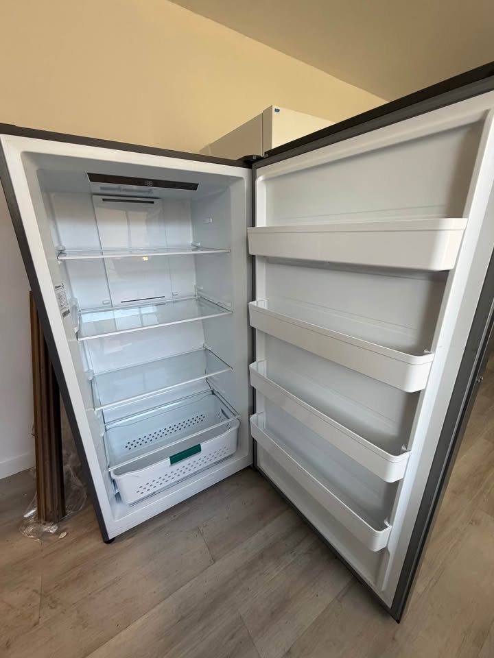 Hisense - 17 Cu. Ft. Garage-Ready Frost-Free Convertible Upright Freezer with LED Lighting, Reversible Door & Seal Break Handle - Silver - HFU171N1AVE
