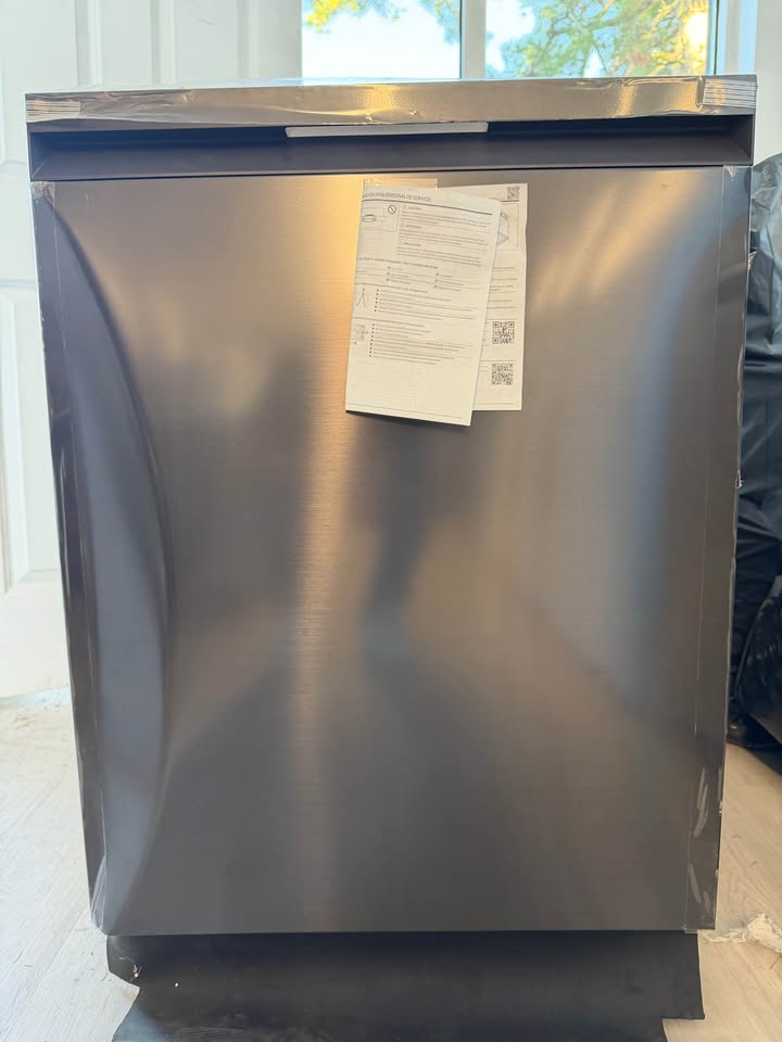Samsung - Bespoke 24" Smart Top-Control Dishwasher with AI Wash, StormWash+™, 3rd Rack Washing System & AutoRelease™ Door - Fingerprint-Resistant Matte Black Steel - DW90F89T0UMT
