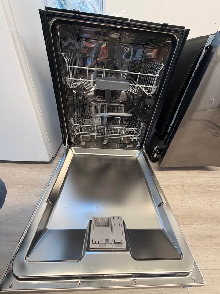 Bosch - 100 Series 24" Front-Control Smart Dishwasher with PrecisionWash, PureDry, AquaStop & Home Connect - Stainless Steel Anti-Fingerprint - SHE41CM5N/29