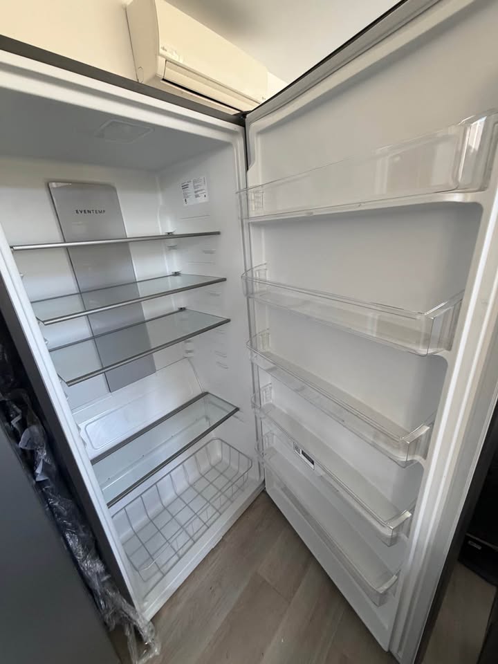Frigidaire - 20.0 Cu. Ft. Garage-Ready Frost-Free Upright Freezer with EvenTemp Cooling, Power Outage Assurance & Flexible Interior Organization - Carbon - FFUE2024ANG