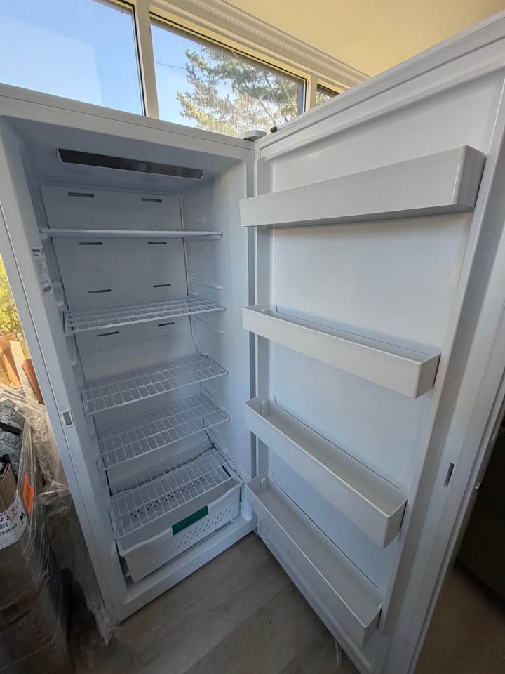 Hisense - 13.6 Cu. Ft. Garage-Ready Convertible Frost-Free Upright Freezer with No Frost Technology, LED Lighting & Door Alarm - White - CFU14N6AWE