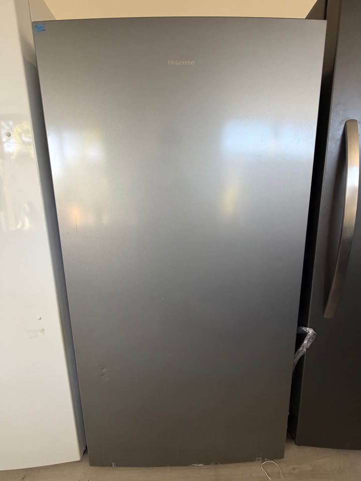 Hisense - 17 Cu. Ft. Garage-Ready Frost-Free Convertible Upright Freezer with LED Lighting, Reversible Door & Seal Break Handle - Silver - HFU171N1AVE