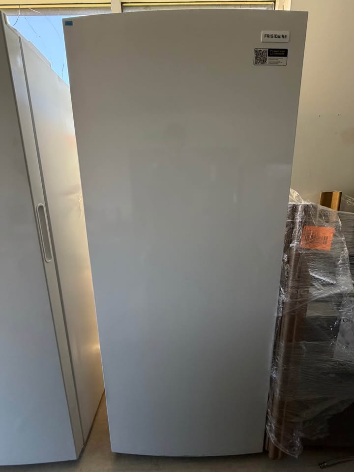 Frigidaire - 16 Cu. Ft. Garage-Ready Convertible Frost-Free Upright Freezer with EvenTemp Cooling, Power Outage Assurance, Reversible Door & LED Lighting - White - FFUE1626AW