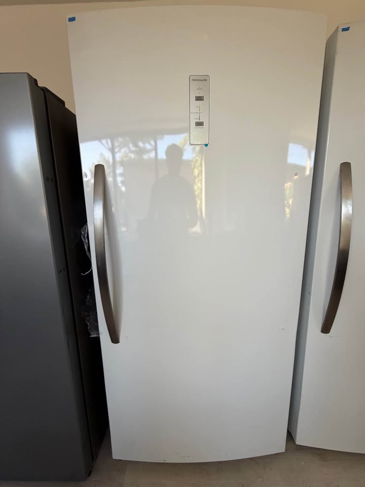 Frigidaire - 20.0 Cu. Ft. Garage-Ready Single-Door Refrigerator with EvenTemp Cooling, Adjustable Glass Shelves, Auto-Close Door & LED Lighting - White - FRAE2024AWC