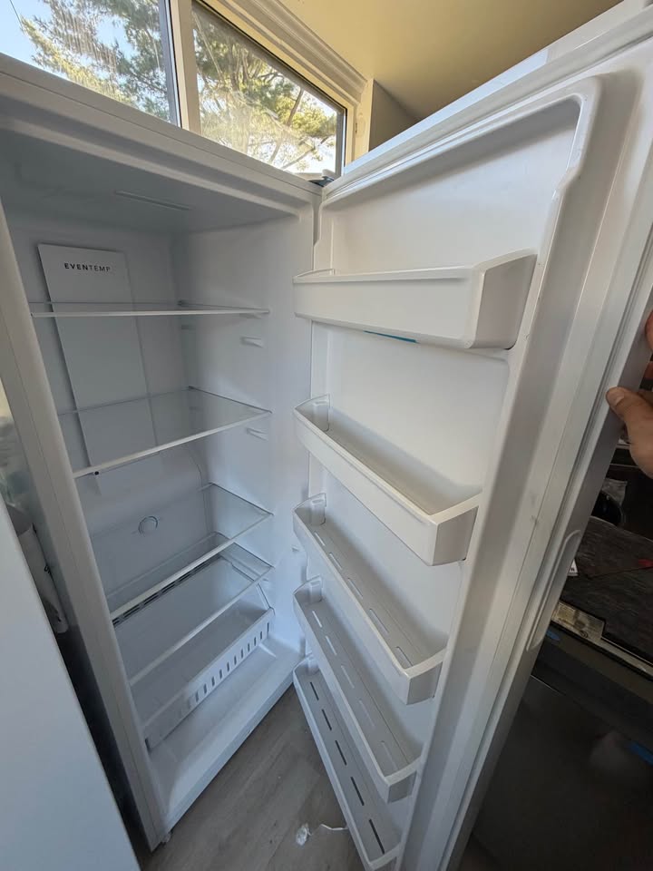 Frigidaire - 16 Cu. Ft. Garage-Ready Convertible Frost-Free Upright Freezer with EvenTemp Cooling, Power Outage Assurance, Reversible Door & LED Lighting - White - FFUE1626AW