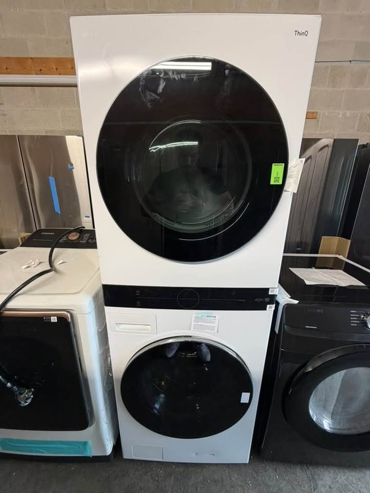 LG - WashTower™ 4.5 Cu. Ft. Front Load Washer & 7.4 Cu. Ft. Gas Dryer with Center Control™, TurboWash™ 360, TurboSteam™ & ThinQ® Smart Technology - White - WKGX201HWA