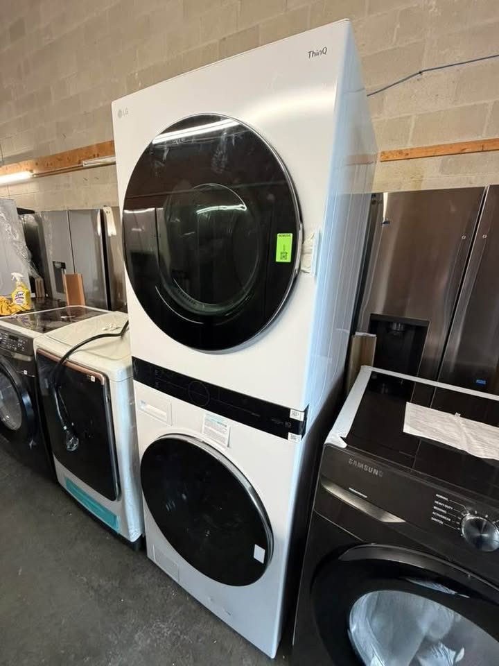 LG - WashTower™ 4.5 Cu. Ft. Front Load Washer & 7.4 Cu. Ft. Gas Dryer with Center Control™, TurboWash™ 360, TurboSteam™ & ThinQ® Smart Technology - White - WKGX201HWA