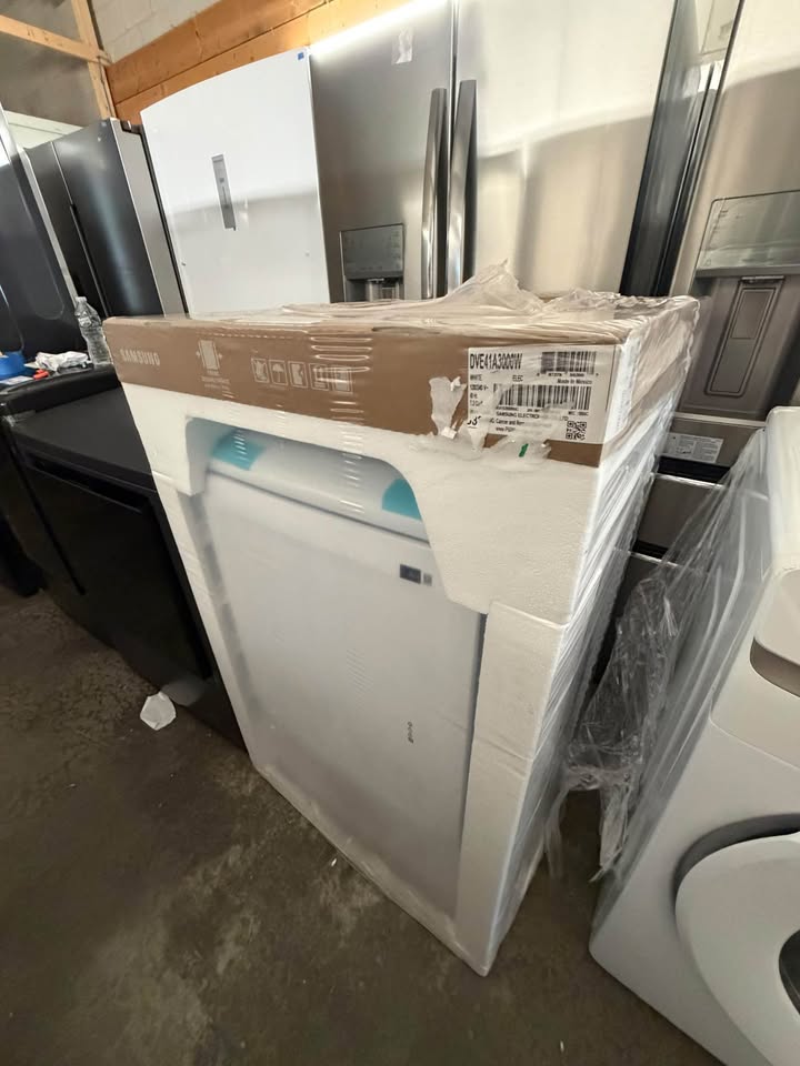 Samsung - 7.2 Cu. Ft. Vented Electric Dryer with Sensor Dry, 8 Preset Drying Cycles & Reversible Door - White - DVE41A3000W