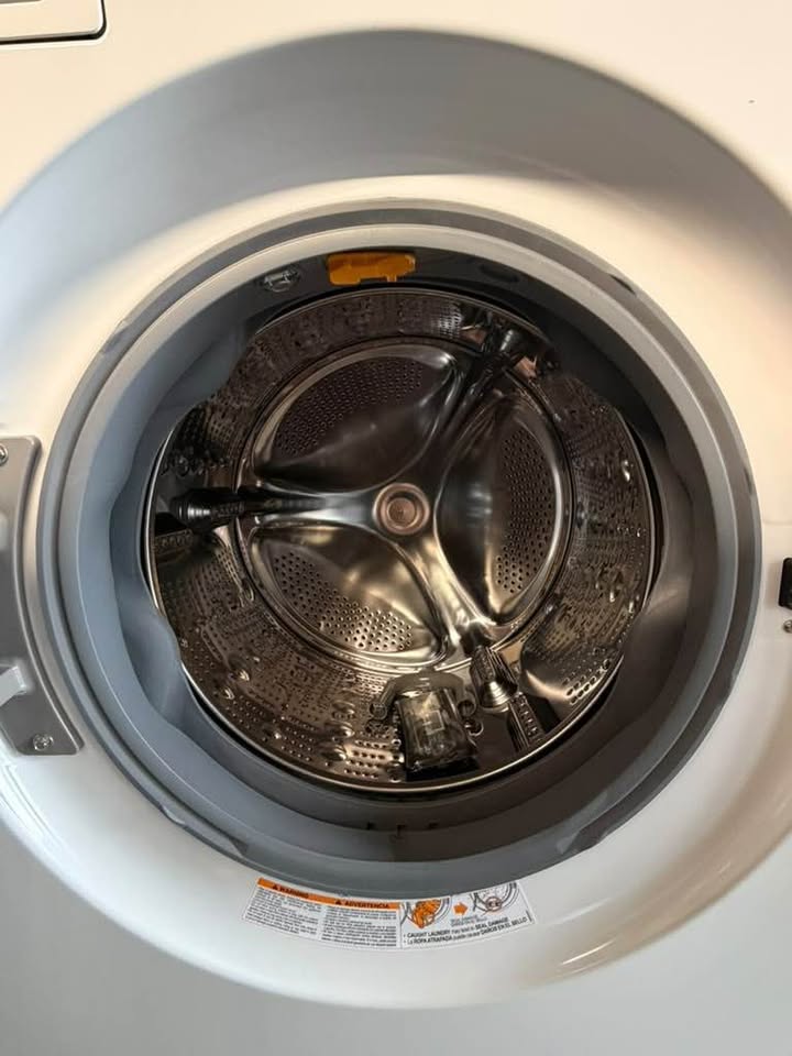 LG - WashTower™ 4.5 Cu. Ft. Front Load Washer & 7.4 Cu. Ft. Gas Dryer with Center Control™, TurboWash™ 360, TurboSteam™ & ThinQ® Smart Technology - White - WKGX201HWA