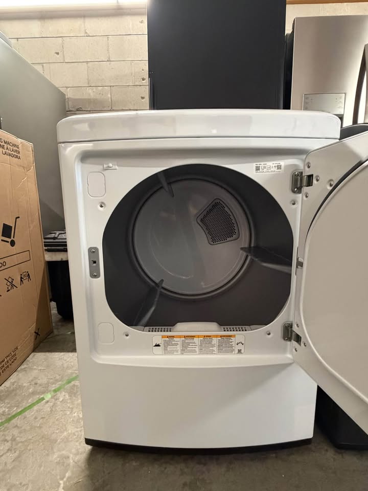 LG - 7.3 Cu. Ft. Ultra Large Capacity Rear-Control Gas Dryer with Sensor Dry, FlowSense™ & Wrinkle Care - White - DLG7001W