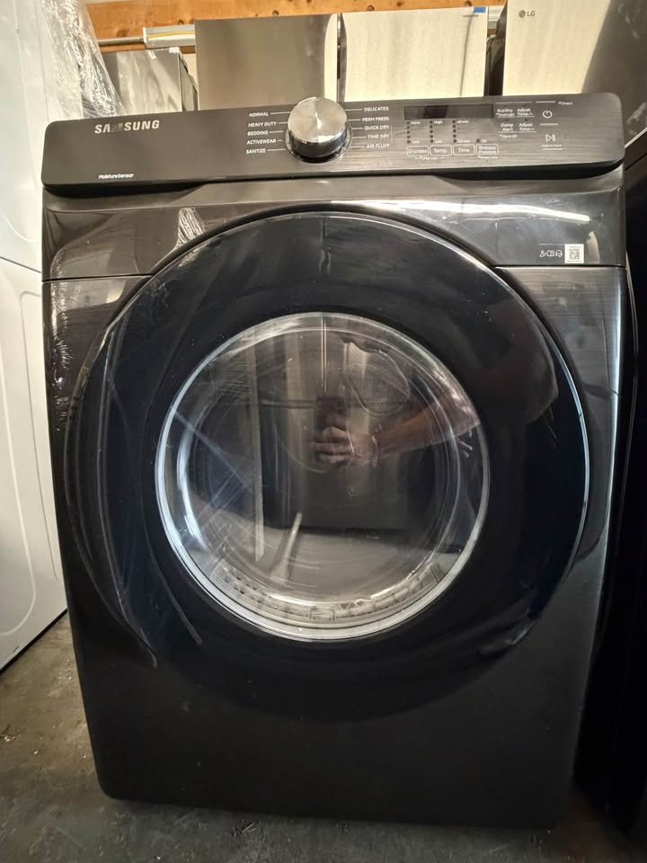 Samsung - 7.5 Cu. Ft. Stackable Electric Dryer with Sensor Dry, Smart Care & Reversible Door - Fingerprint-Resistant Black Stainless Steel - DVE45T6000V